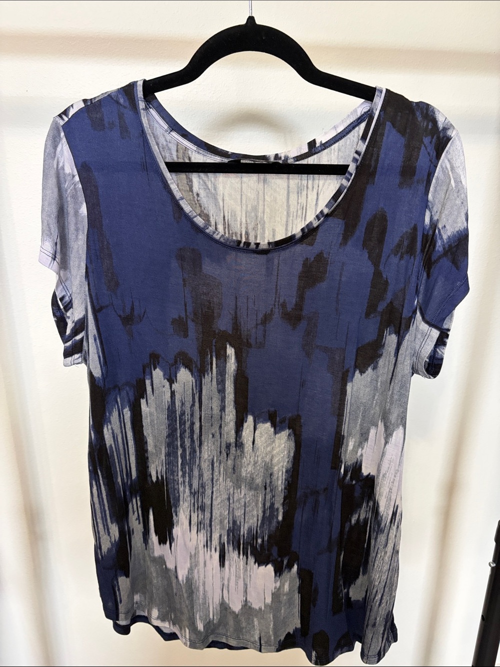 Simply Vera wang Women’s Blue black Abstract Short Sleeve Tee
